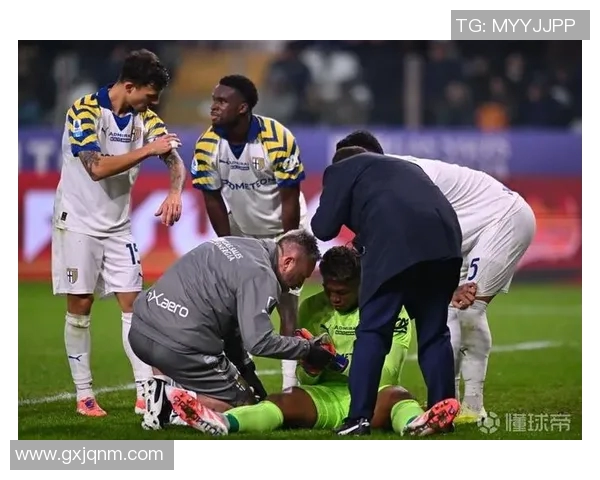 足球明星因意外左手骨折将缺席多场比赛球迷纷纷表示惋惜与关心