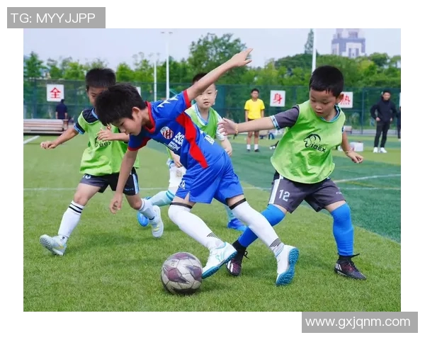 崇拜足球明星的激情与梦想在绿茵场上闪耀着无尽的光辉与荣耀